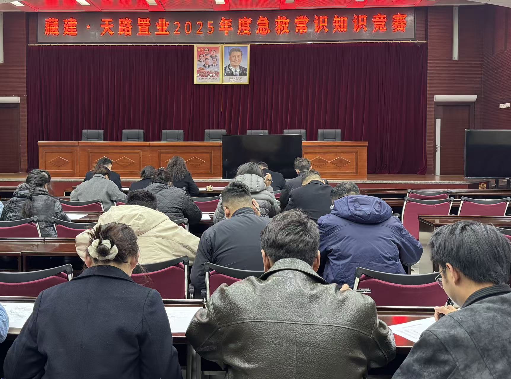 146390134293050195676089703 会议照片.jpg